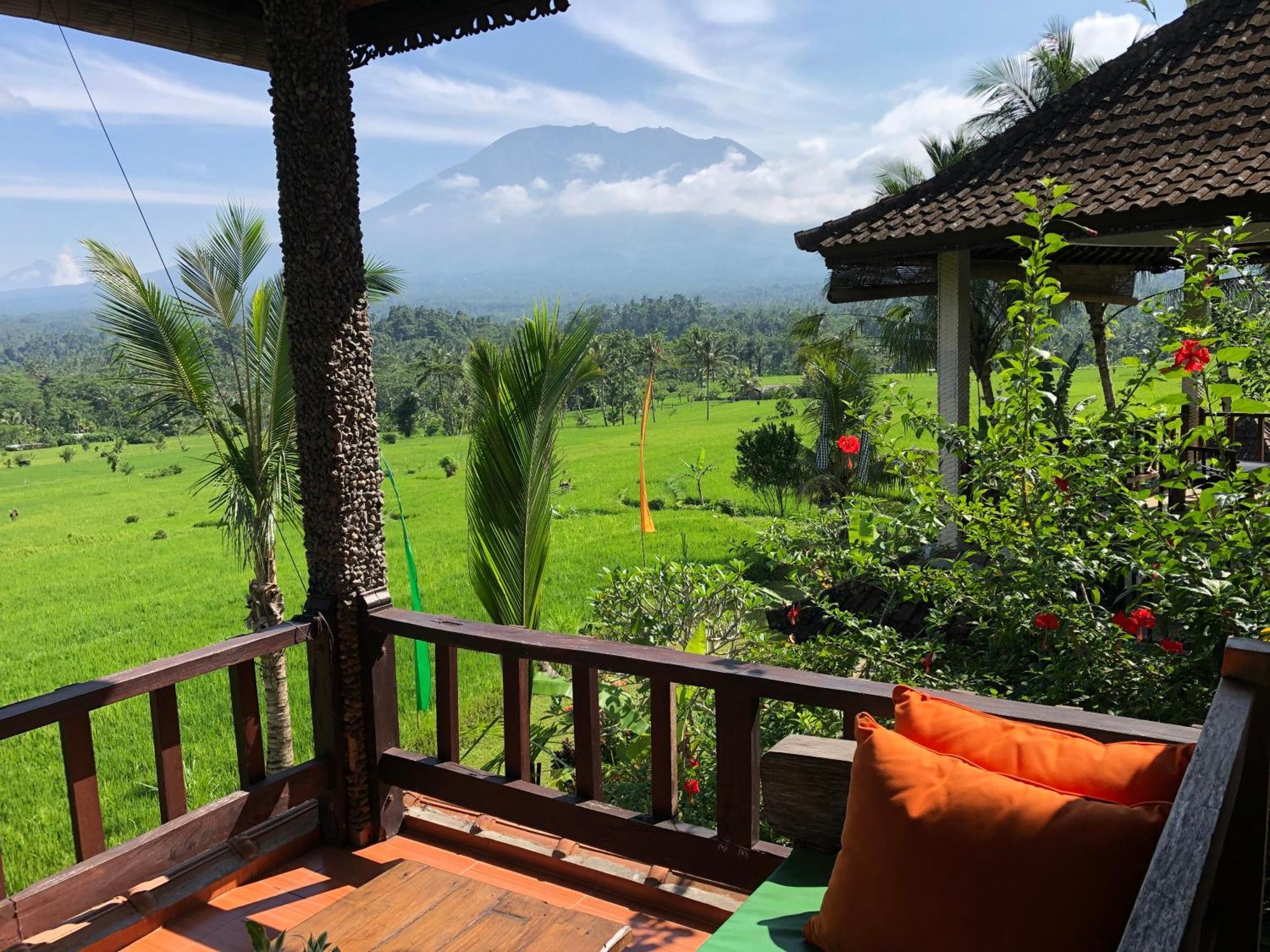 Great Mountain Views Villa Resort Selat Room photo